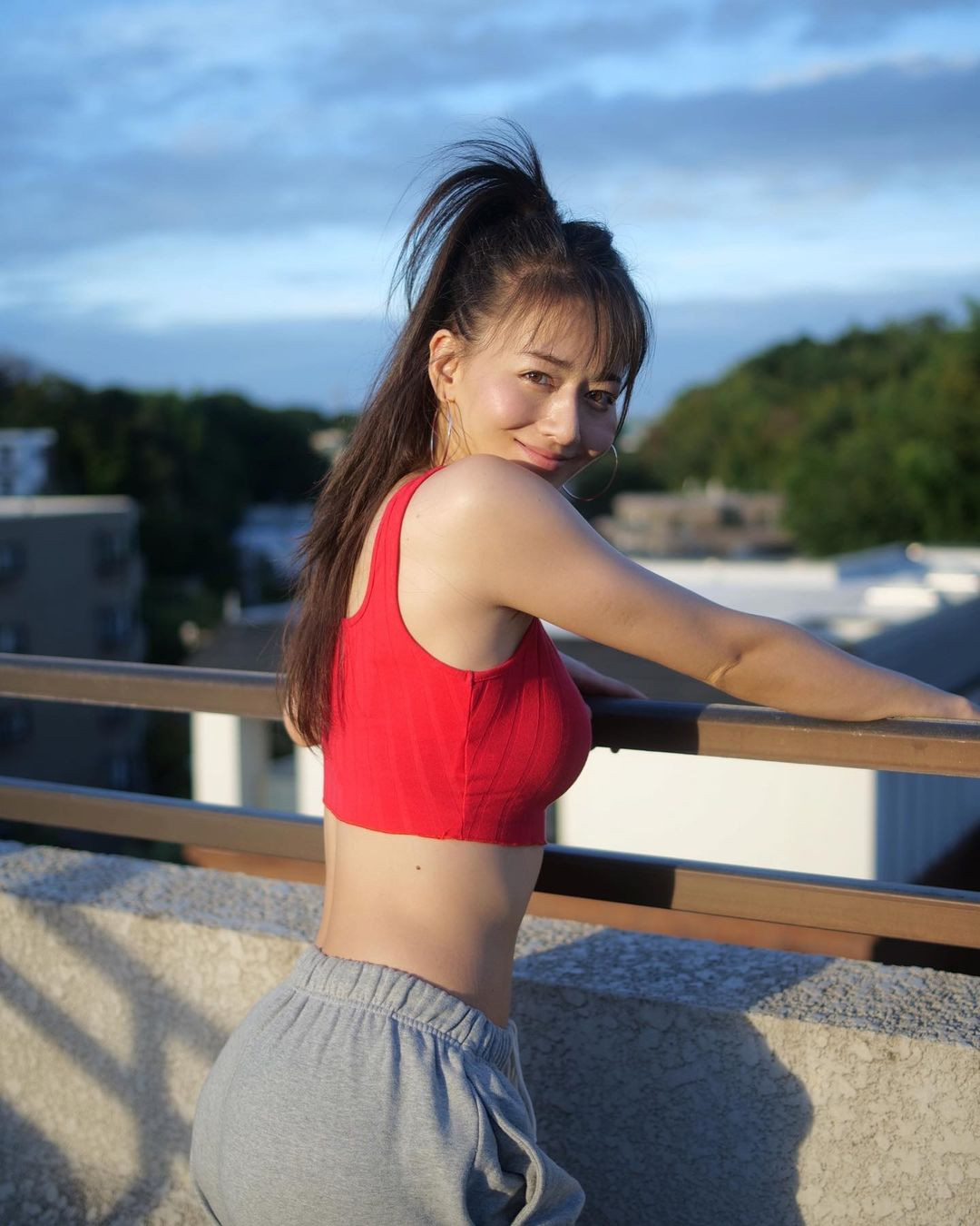 Cô được ngợi khen và dành cho các biệt danh như "nữ phóng viên có vóc dáng đẹp nhất Nhật Bản", "Kim Kardashian Nhật Bản",...