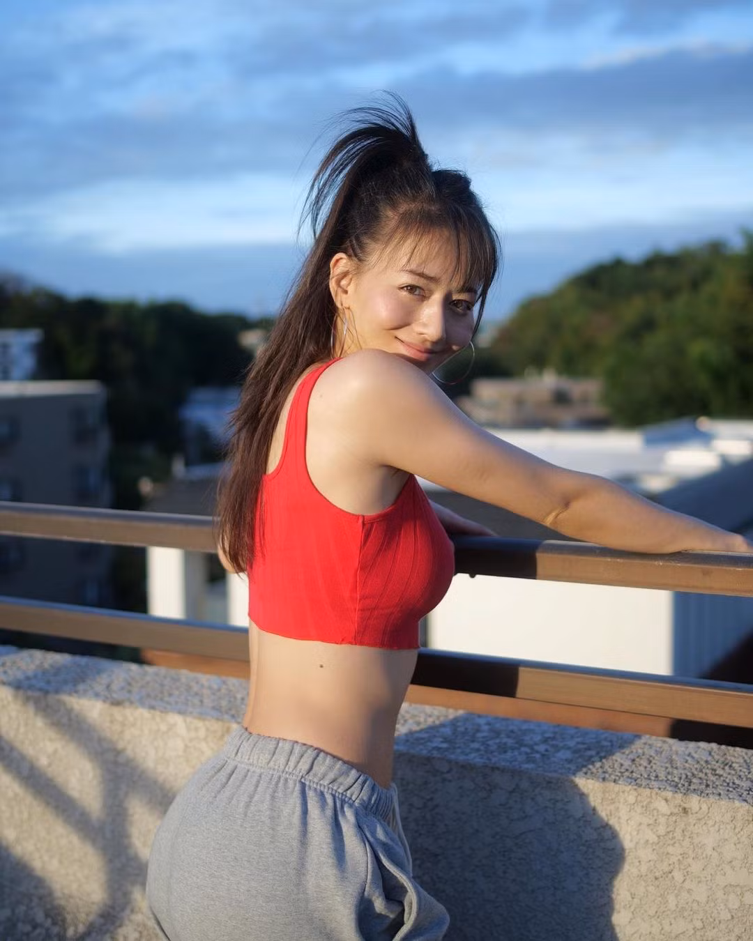 Cô được ngợi khen và dành cho các biệt danh như "nữ phóng viên có vóc dáng đẹp nhất Nhật Bản", "Kim Kardashian Nhật Bản",...