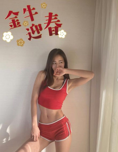 Cô cũng thường xuyên đăng tải hình ảnh đời thường lên các trang mạng xã hội. Hiện tại, cô nàng phóng viên này thu hút tới 321.000 người theo dõi trên Instagram. Ảnh: IGNV