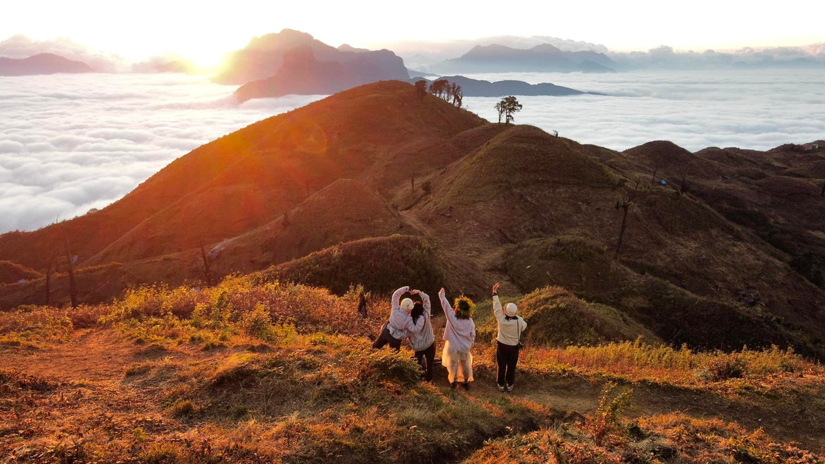 Mục đích của những người leo núi ở Lảo Thẩn chính là được ngắm, được chạm hay được chụp ảnh cùng tầng tầng lớp lớp những đám mây xếp chồng lên nhau che phủ cả một vùng núi. Trải nghiệm tuyệt vời này được chứng minh qua hàng ngàn bức ảnh đẹp quên lối về trên MXH. Ảnh: Hoàng Minh Thương