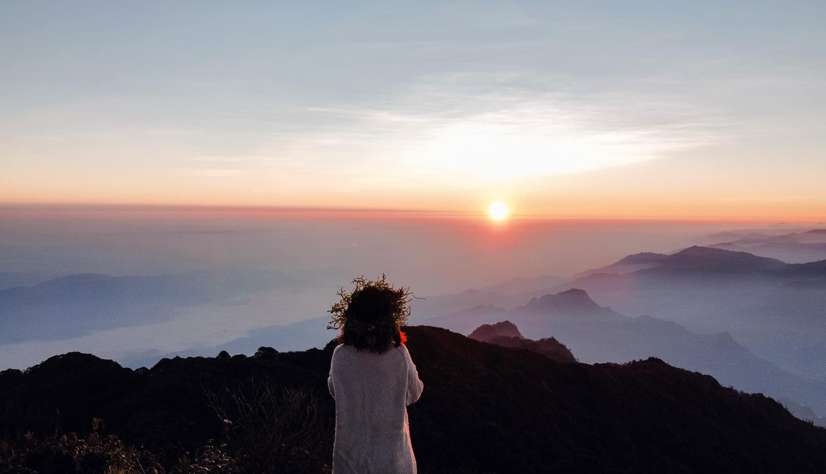 Để check in Lảo Thẩn và ngắm mây trôi bồng bềnh du khách phải trải qua hành trình leo núi. Ảnh: Hoàng Minh Thương