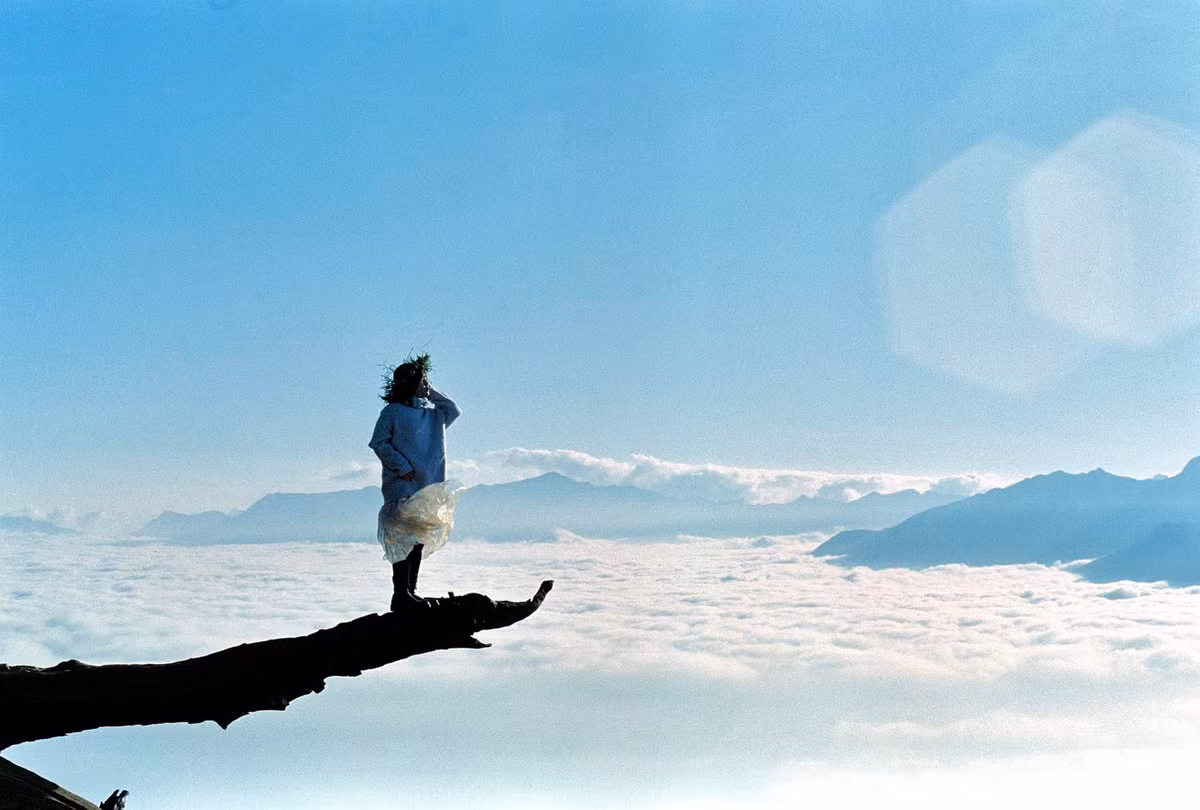 Cung đường đi từ chân núi lên đỉnh sẽ là khoảng thời gian tuyệt vời để hòa mình vào thiên nhiên và không gian trong lành của núi rừng Tây Bắc. Ảnh: Hoàng Minh Thương