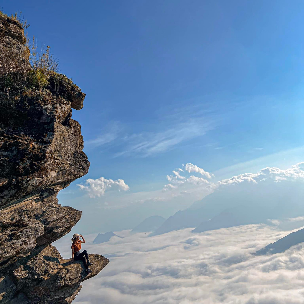 Săn mây, ngắm bình minh trên đỉnh Lảo Thẩn là một nét đặc trưng tạo nên “thương hiệu” dành cho vùng đất Tây Bắc này. Ảnh: Phuong Le