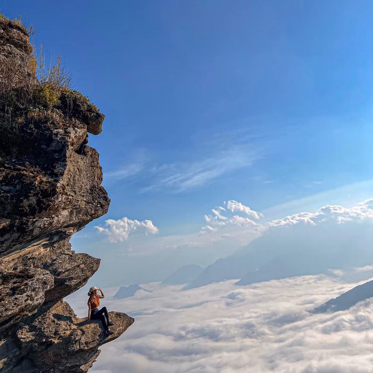 Săn mây, ngắm bình minh trên đỉnh Lảo Thẩn là một nét đặc trưng tạo nên “thương hiệu” dành cho vùng đất Tây Bắc này. Ảnh: Phuong Le