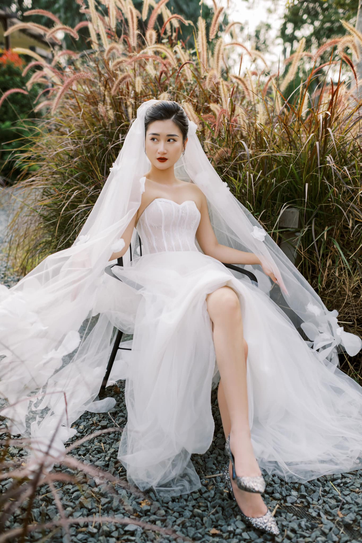 Sau này, Thùy Dương đã tâm sự chuyện "say nắng" một chàng cầu thủ với cô bạn thân. Vừa hay, cô bạn này lại quen Huy Hùng nên đã nhận lời mai mối.