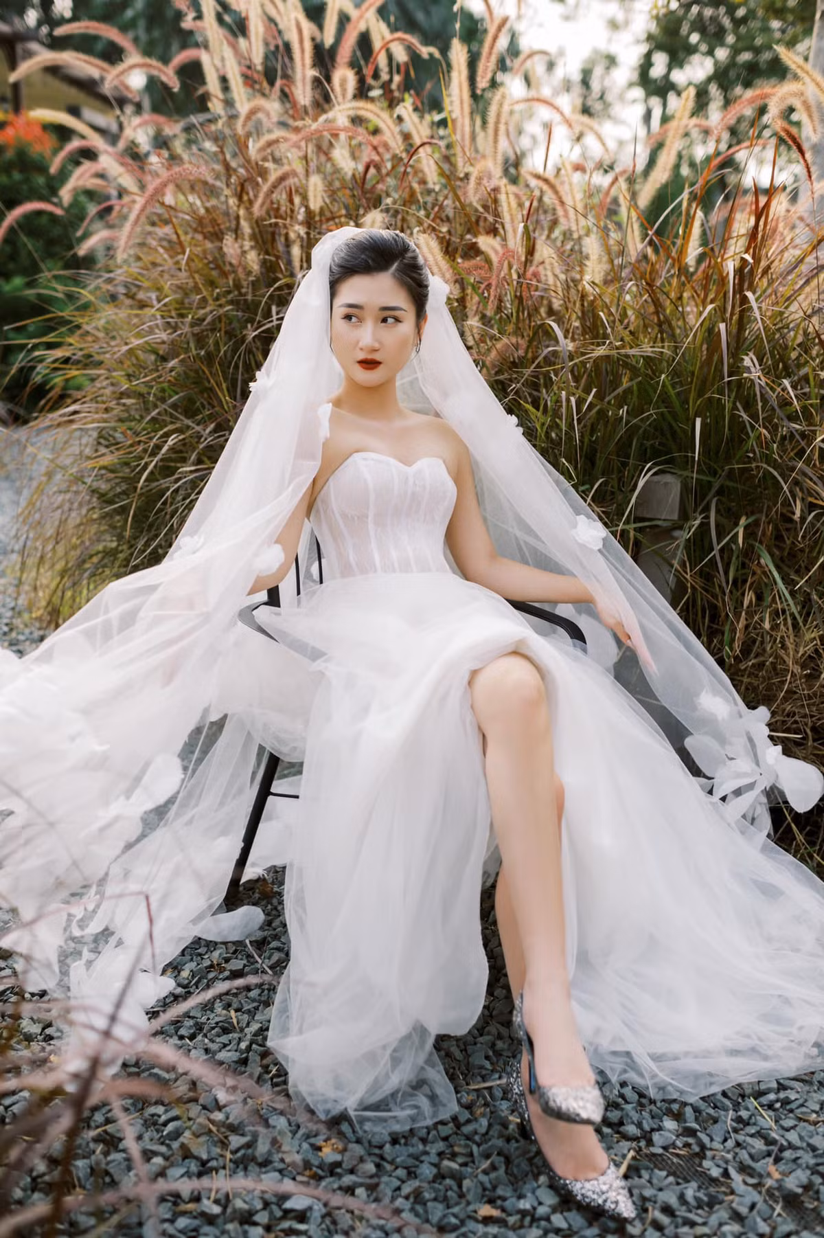 Sau này, Thùy Dương đã tâm sự chuyện "say nắng" một chàng cầu thủ với cô bạn thân. Vừa hay, cô bạn này lại quen Huy Hùng nên đã nhận lời mai mối.