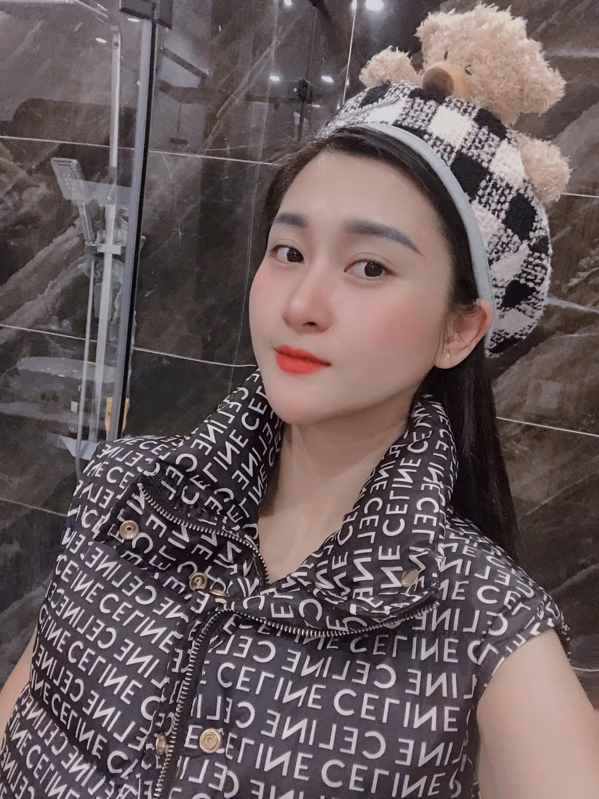 Cô nàng cũng có phong cách ăn mặc, trang điểm rất sành điệu, hiện đại.