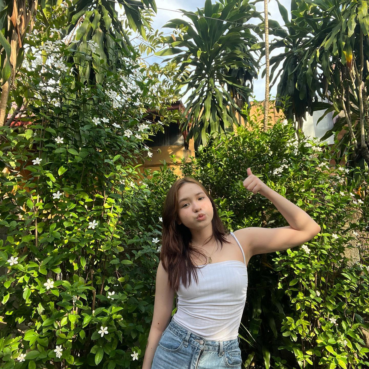 Theo dõi trên trang cá nhân có thể thấy Vien Babina là một hot girl TikTok đích thực, cô vẫn thường xuyên thực hiện các clip nhún nhảy hút nhiều tương tác.