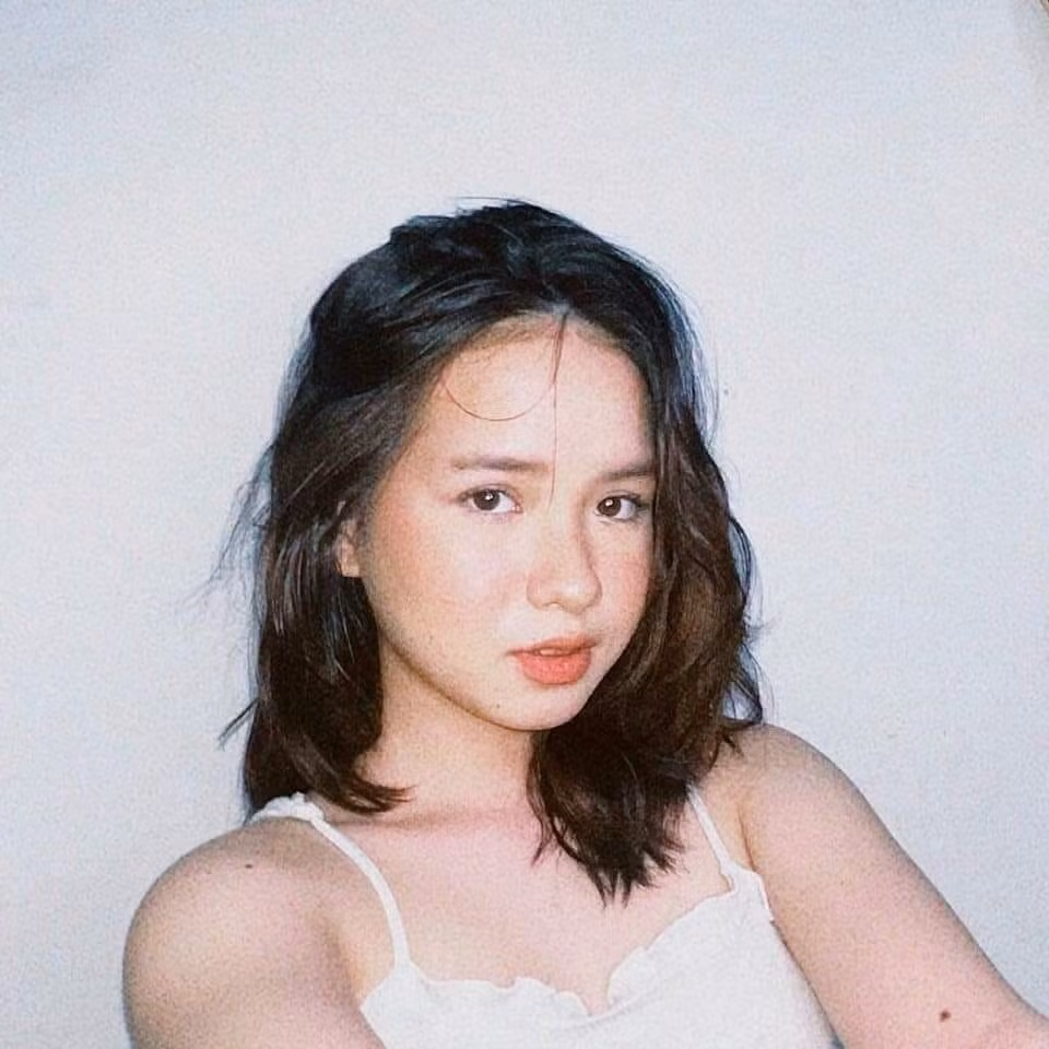 Nhờ sự nổi tiếng của mình, Vien Babina dần nhận được nhiều lời mời hợp tác quảng cáo cho các nhãn hàng nổi tiếng, đem về nguồn thu nhập khá lớn.