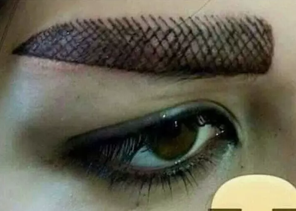 Thế nhưng thời gian qua, ngoài những trường hợp khiến người xem trầm trồ vì quá đẹp, cũng xuất hiện không ít câu chuyện phun xăm lông mày thảm họa mà khổ chủ chẳng biết giấu mặt đi đâu.