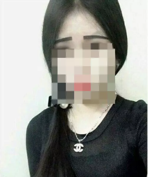 Điển hình mới đây, trên một diễn đàn rất đông thành viên đã chia sẻ hình ảnh xăm lông mày thảm họa của một cô gái.