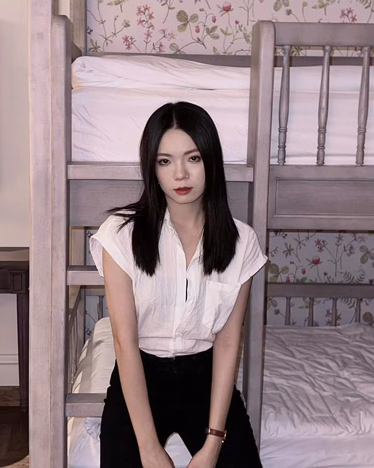 Trương Nhã Dinh còn là cái tên nhận về nhiều chú với các tips makeup, dưỡng da. Thời gian gần đây, Nhã Dinh thường xuyên livestream bán mỹ phẩm trên TikTok Shop.