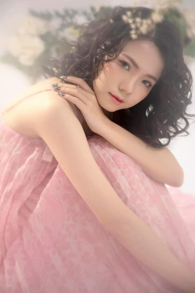 TikToker bán hàng giả đang gây xôn xao cõi mạng sinh năm 1995, đến từ TP HCM, cô tốt nghiệp đại học ngành Quản trị Kinh doanh Quốc tế.