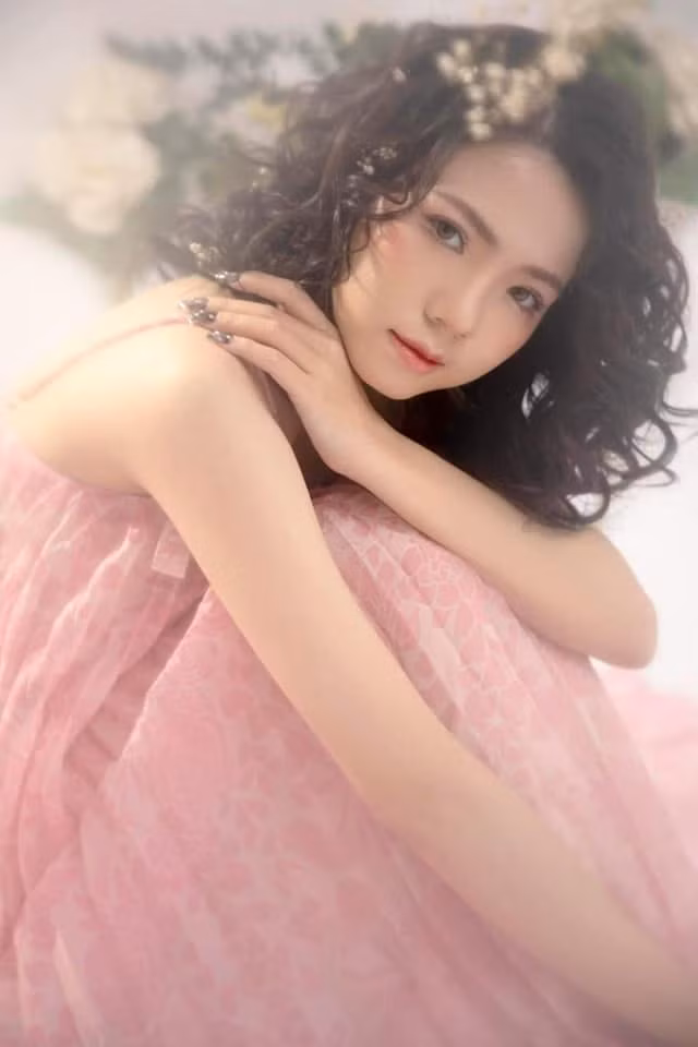 TikToker bán hàng giả đang gây xôn xao cõi mạng sinh năm 1995, đến từ TP HCM, cô tốt nghiệp đại học ngành Quản trị Kinh doanh Quốc tế.