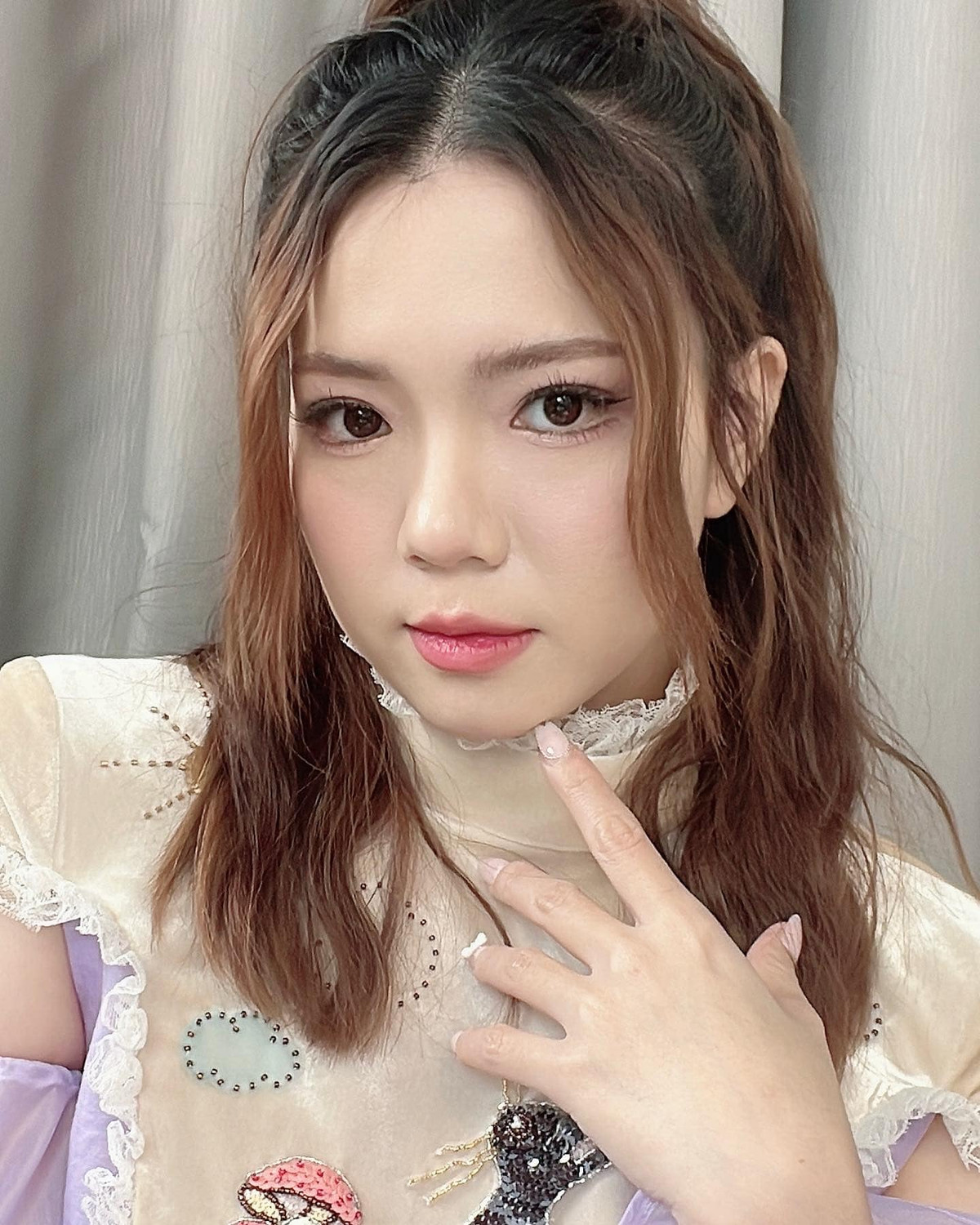 Được biết, Dinh đã thử làm công việc văn phòng nhưng cảm thấy không hợp và quyết định thi thử tiếp viên hàng không.