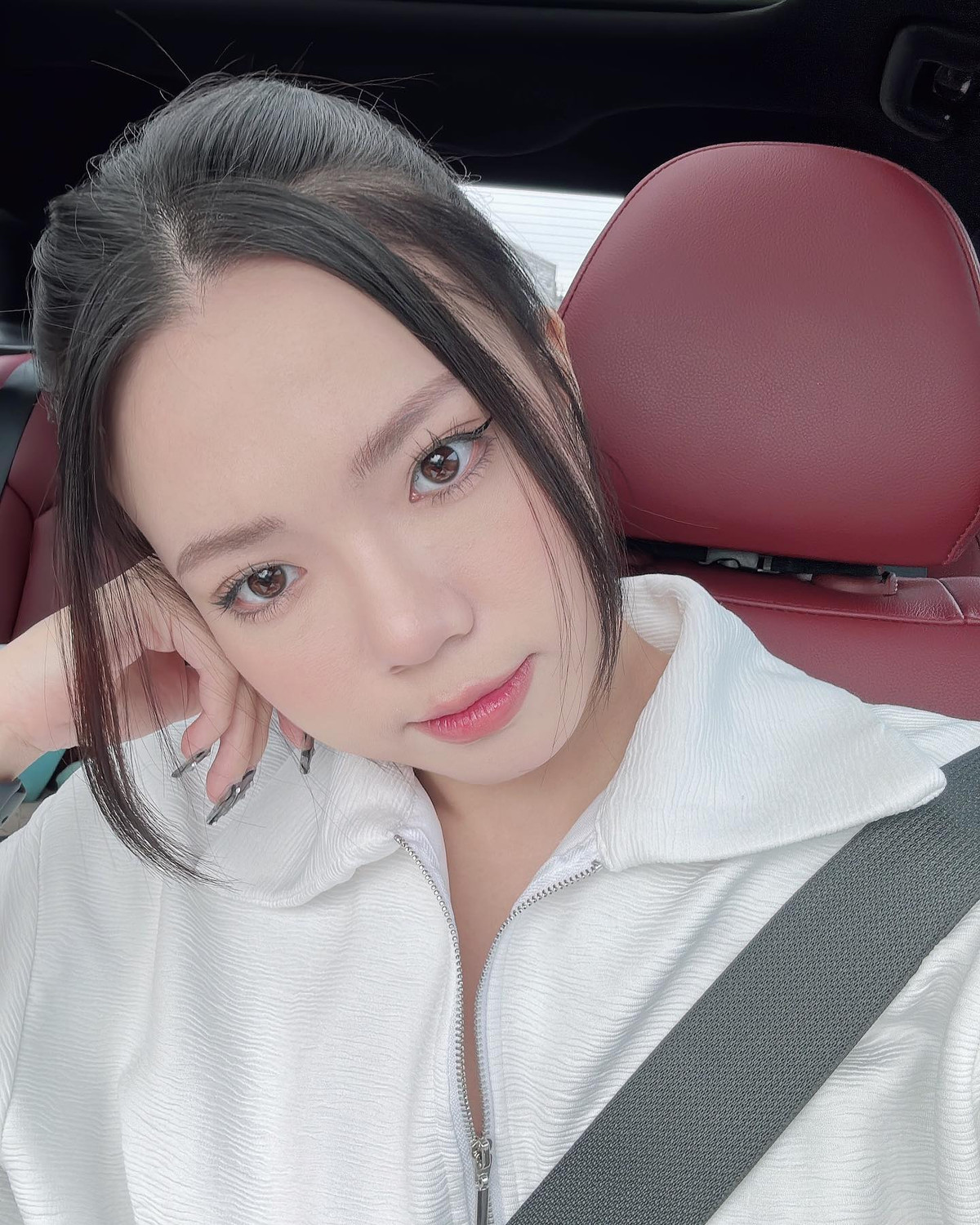 Không chỉ làm công việc ao ước của nhiều người là tiếp viên hàng không, Nhã Dinh còn gây ấn tượng bởi những câu nói "đi vào lòng người", nữ tính nhưng vẫn đầy khí chất.