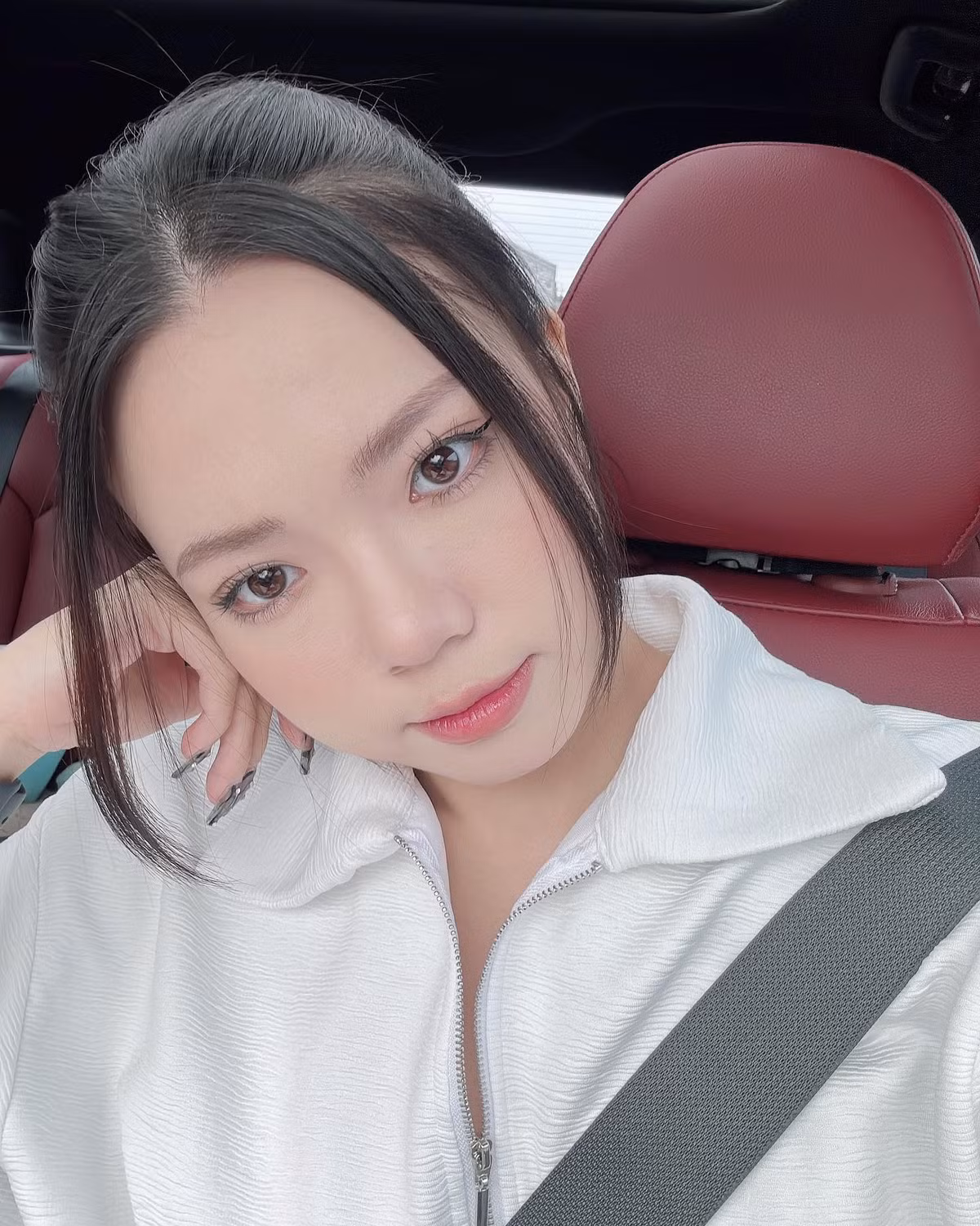 Không chỉ làm công việc ao ước của nhiều người là tiếp viên hàng không, Nhã Dinh còn gây ấn tượng bởi những câu nói "đi vào lòng người", nữ tính nhưng vẫn đầy khí chất.