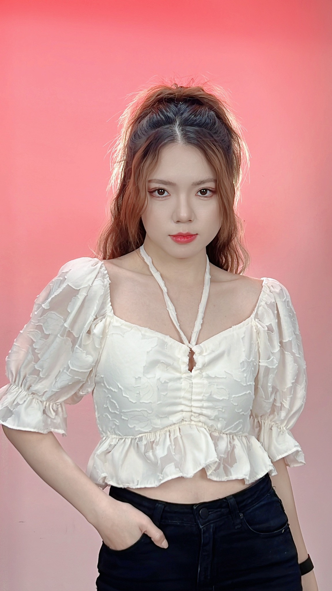 Cô nàng được nhiều bạn trẻ yêu mến, đặt biệt là phái nữ nhờ những câu nói vừa hài hước vừa duyên dáng, lại giúp giữ được giá trị bản thân.