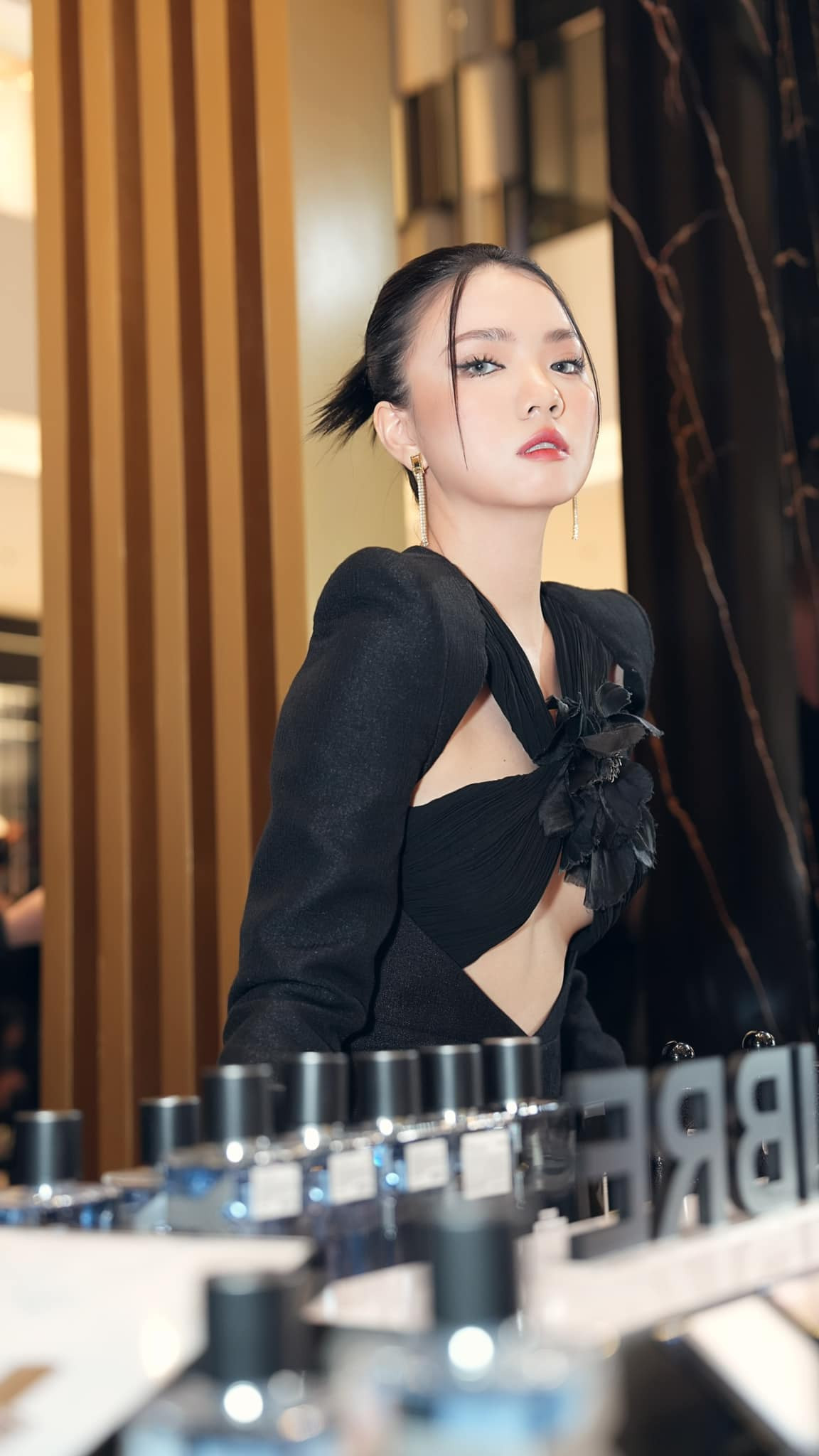 Hiện tại, kênh TikTok của Nhã Dinh đã có 2,6 triệu người theo dõi và 553 ngàn lượt yêu thích, trang Facebook cá nhân của cô nàng cũng có tới hơn 55 nghìn người theo dõi. Điều này chứng tỏ độ hot của nữ TikToker nhiều đến thế nào.