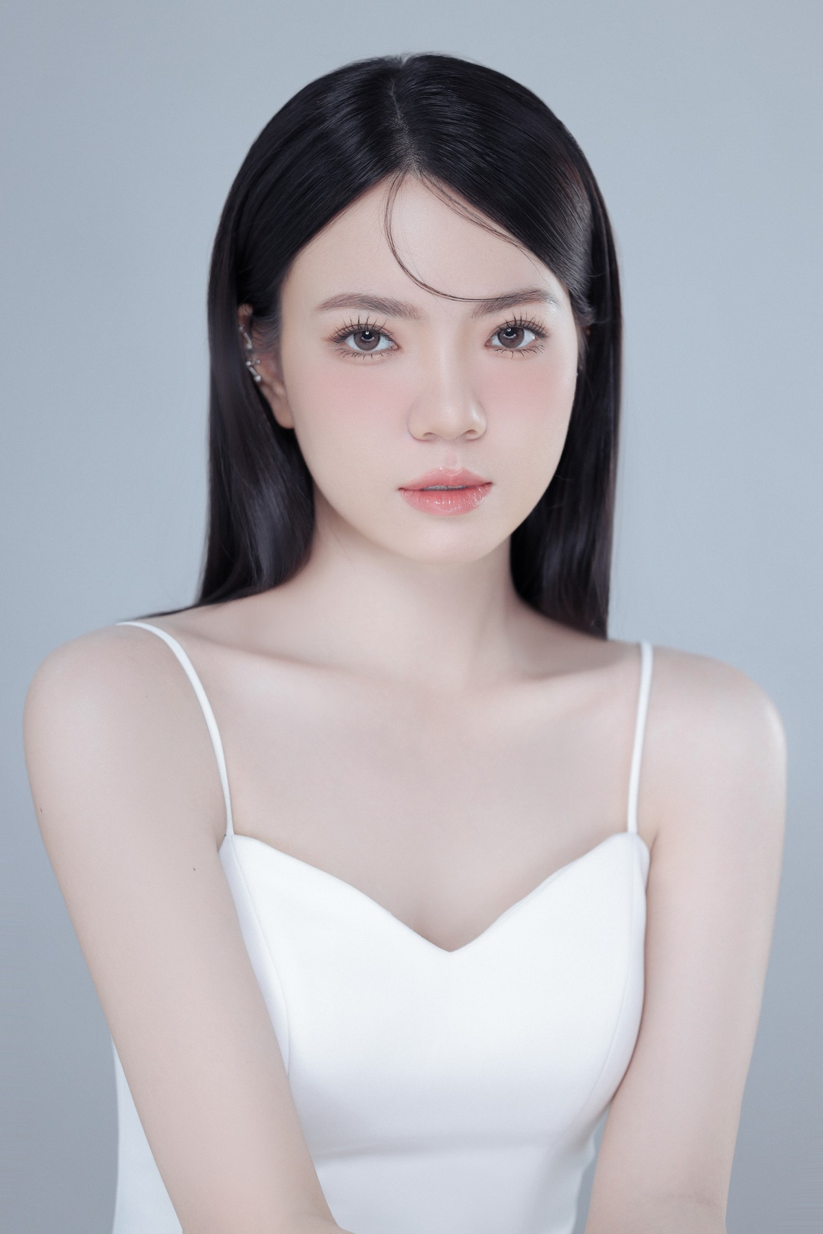 Trên trang TikTok của mình Trương Nhã Dinh thường xuyên chia sẻ những clip về ngành nghề tiếp viên hàng không đặc trưng của mình cũng như review mỹ phẩm, hướng dẫn trang điểm, chăm sóc da,... Đôi khi “ngẫu hứng”, cô nàng cũng chia sẻ một số clip hát và nhận được sự quan tâm lớn từ cộng đồng mạng.