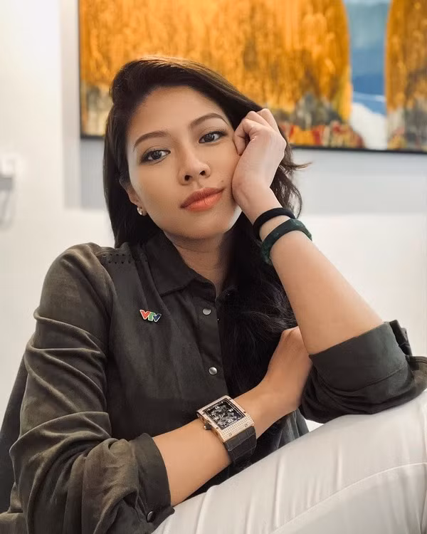 Chiếc đồng hồ BTV Ngọc Trinh đang đeo có giá 8,4 tỷ đồng thuộc hãng Patek Philippe 5711 Olive cô từng đeo khi lên sóng.