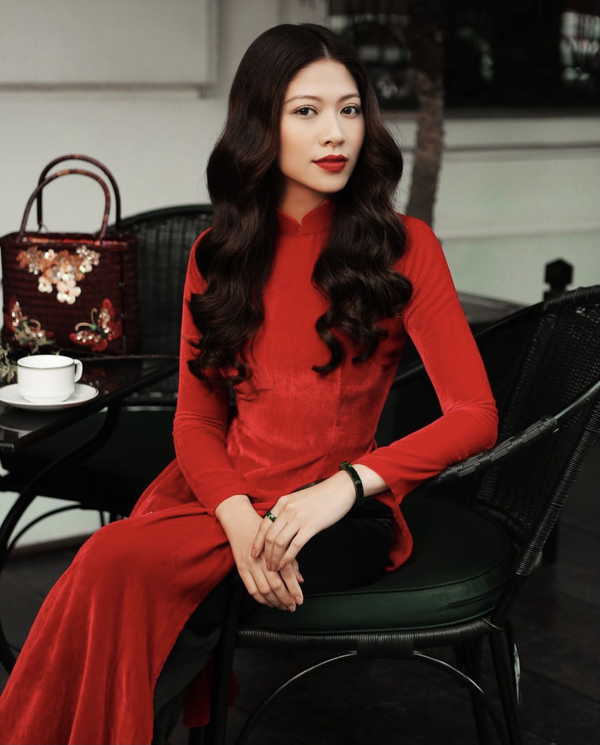 Được mệnh danh là "nữ BTV giàu nhất VTV", Ngọc Trinh nhiều lần làm người đối diện trầm trồ bởi những món hàng hiệu mà cô mang theo.