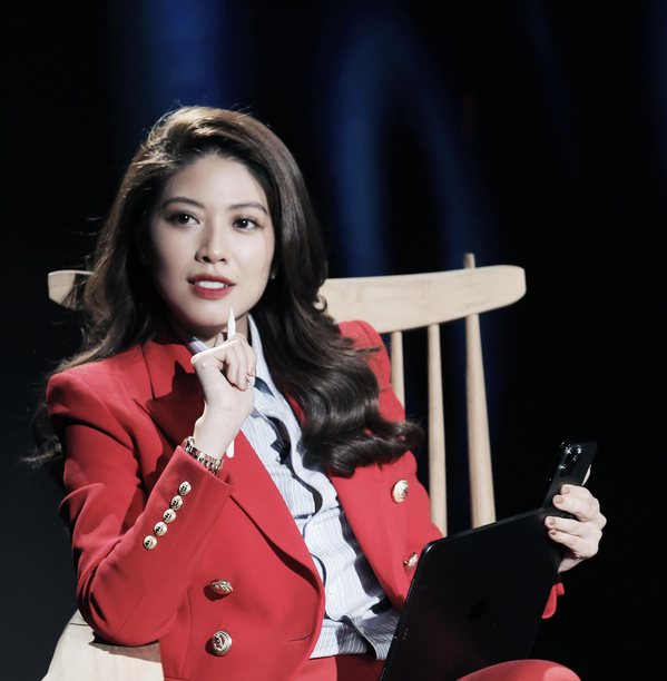 Đặc biệt, BTV Ngọc Trinh còn từng đạt danh hiệu Người dẫn chương trình ấn tượng nhất tại VTV Awards 2016.