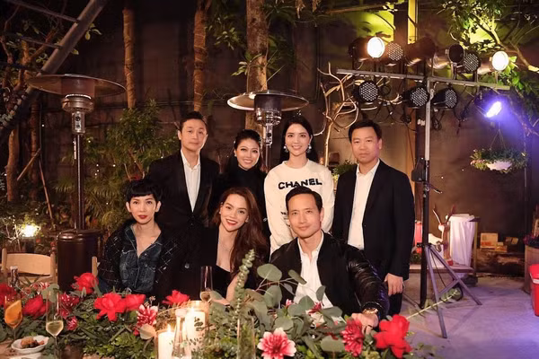 Không chỉ nổi tiếng tài giỏi, xinh đẹp, sở hữu khối tài sản “kếch xù”, MC/BTV Ngọc Trinh còn có mối quan hệ thân thiết với nhiều nghệ sĩ nổi tiếng trong showbiz Việt như “nữ hoàng giải trí” Hồ Ngọc Hà, Hoa hậu Hương Giang, siêu mẫu Xuân Lan,...