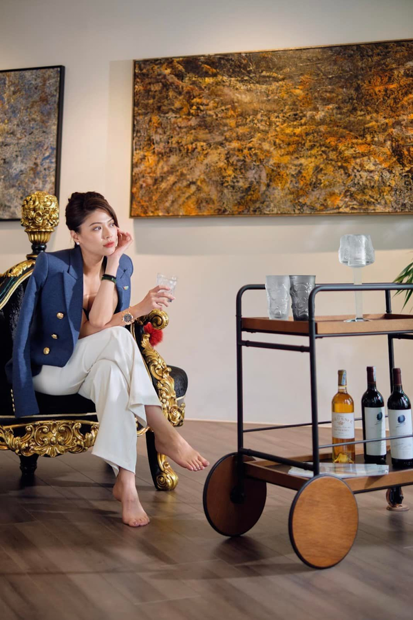 Tủ đồ của Ngọc Trinh chẳng thiếu những thương hiệu nổi tiếng như Louis Vuitton, Chanel, Dior, Fendi, Balenciaga,..