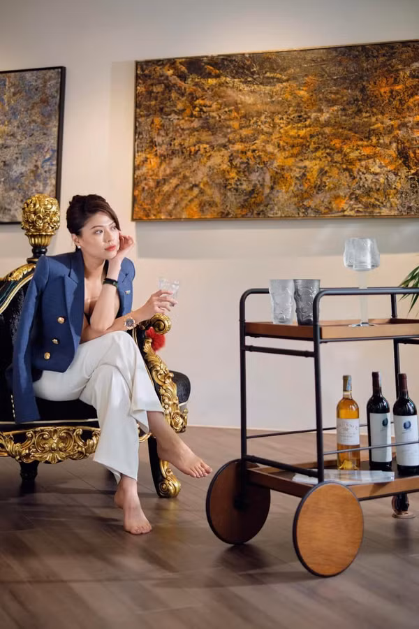 Tủ đồ của Ngọc Trinh chẳng thiếu những thương hiệu nổi tiếng như Louis Vuitton, Chanel, Dior, Fendi, Balenciaga,..