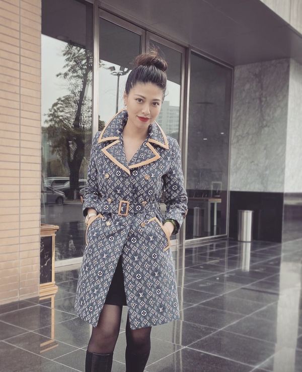 Không chỉ khiến mọi người trầm trồ bởi bộ sưu tập đồng hồ đắt tiền, những “bộ cánh” mà BTV Ngọc Trinh diện cũng thu hút đông đảo sự chú ý của công chúng.