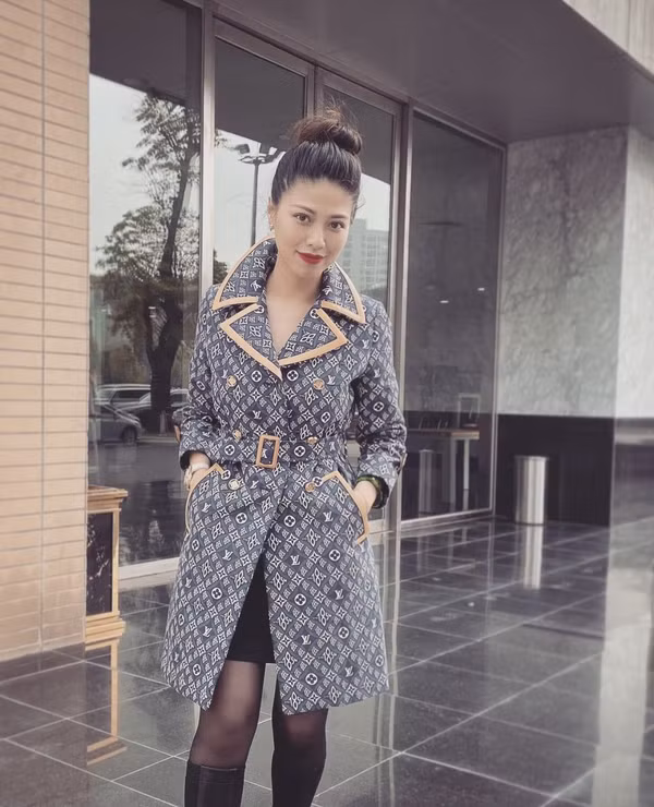 Không chỉ khiến mọi người trầm trồ bởi bộ sưu tập đồng hồ đắt tiền, những “bộ cánh” mà BTV Ngọc Trinh diện cũng thu hút đông đảo sự chú ý của công chúng.