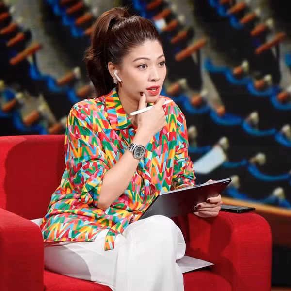 Một TikToker có tiếng từng “bóc giá” loạt đồ hiệu mà nữ BTV từng diện, trong đó nổi bật là hàng loạt chiếc đồng hồ đắt đỏ, theo đó con số mà người đẹp bỏ ra chỉ để tậu đồng hồ có thể lên tới hơn 50 tỷ đồng.