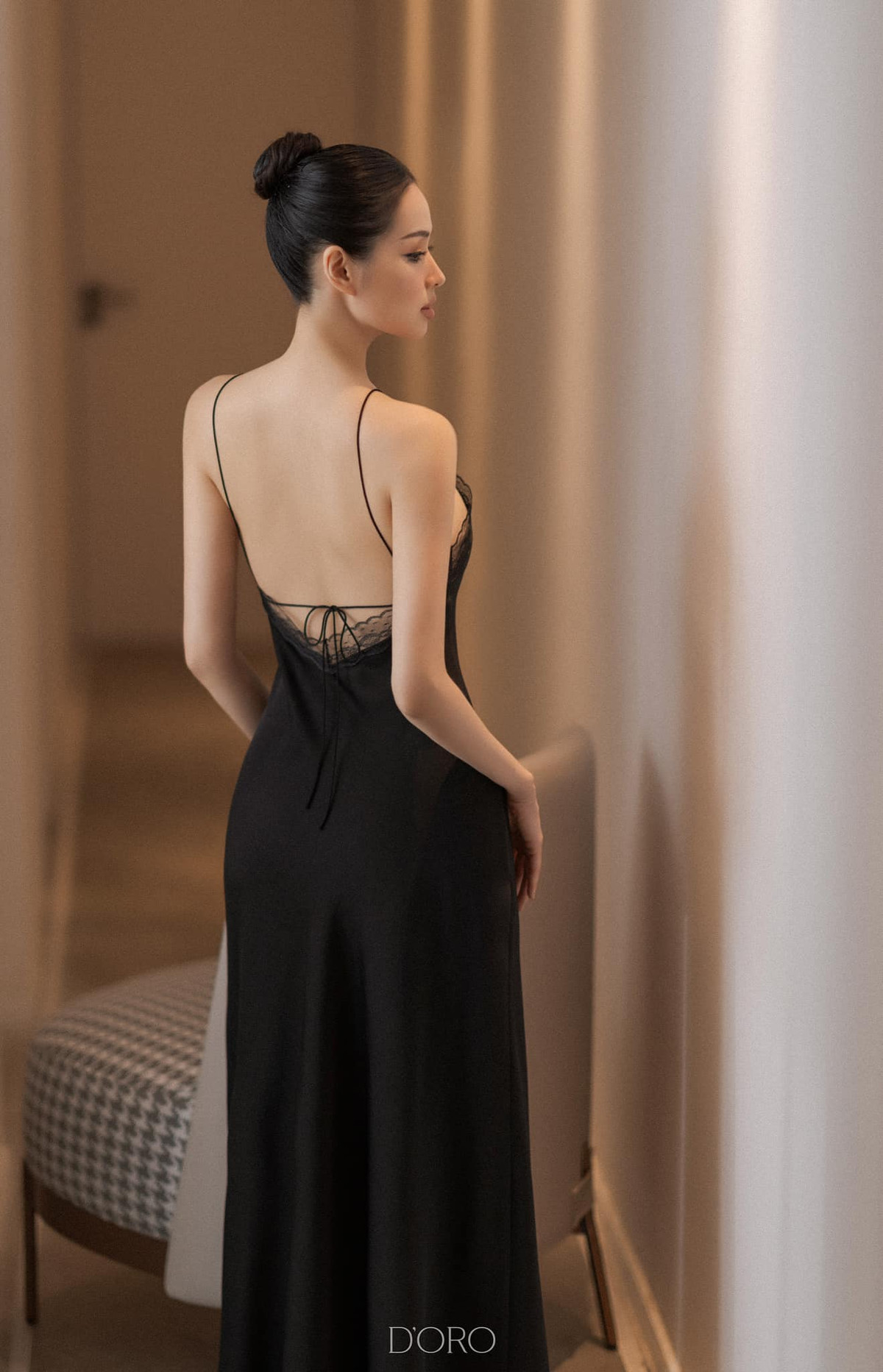 Gần đây, Tâm Tít có sự thay đổi rõ rệt về cách ăn mặc. Cô chuyển từ những bộ cánh thanh lịch, gợi cảm chừng mực sang style kiệm vải và "chặt chém".