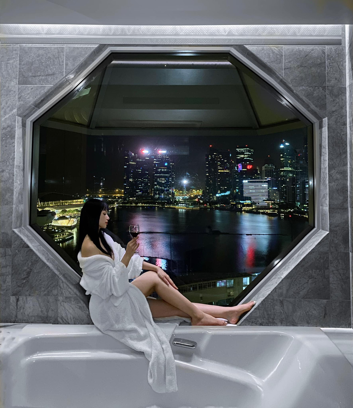 Trong chuyến đi này Tâm Tít tạo dáng cực cháy khi tắm bồn, đồng thời khoe khung cảnh cực sang chảnh ngay tại nơi ở.