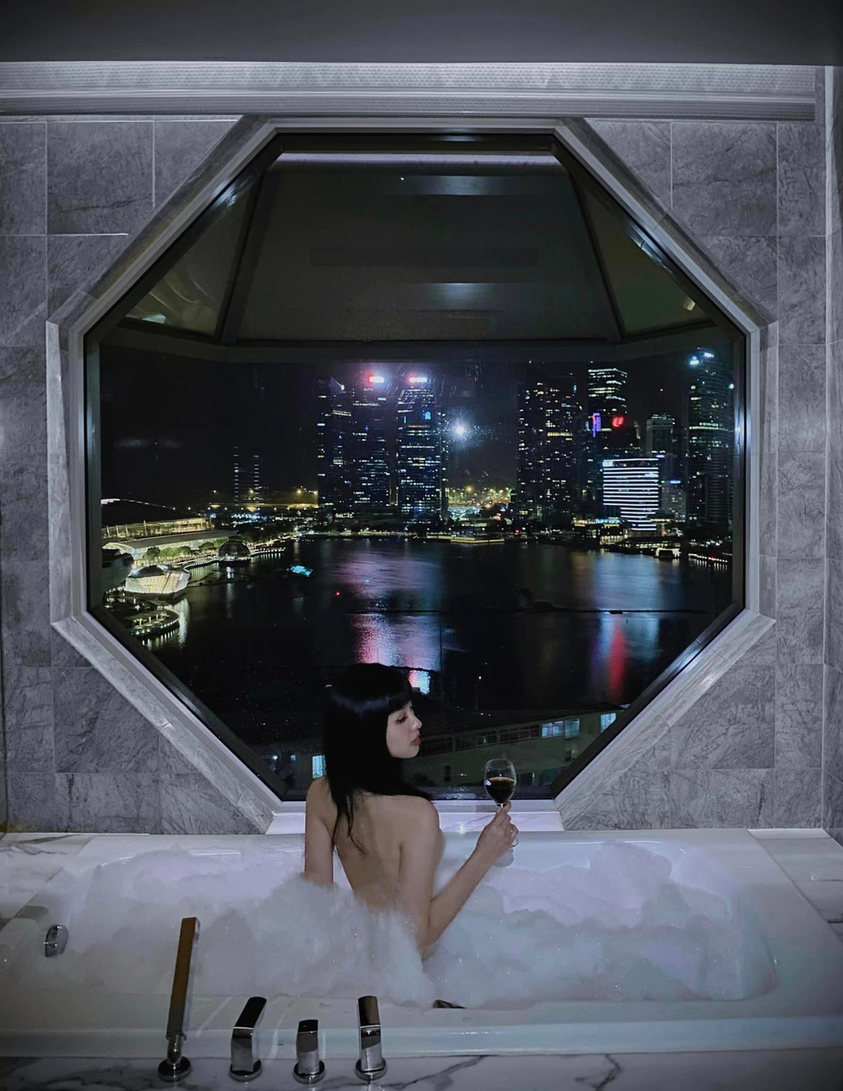 Khoảnh khắc ghi lại, người đẹp 8x ngồi trong bồn, khoe lưng trần gợi cảm. Cô khéo léo che chắn những điểm nhạy cảm bằng bong bóng xà phòng.