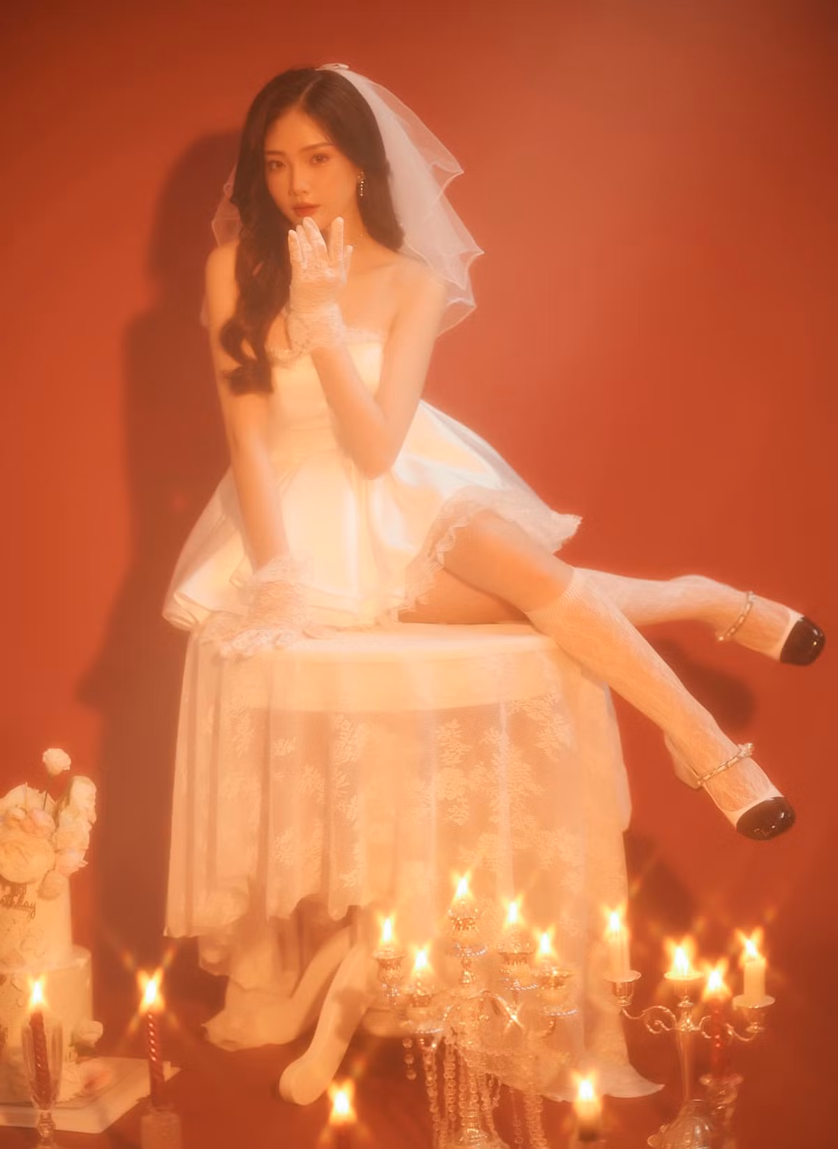 Trong bộ ảnh mới, "hot girl vạn người mê" hóa hình tượng nhẹ nhàng nhưng đầy đằm thắm, kiêu sa.