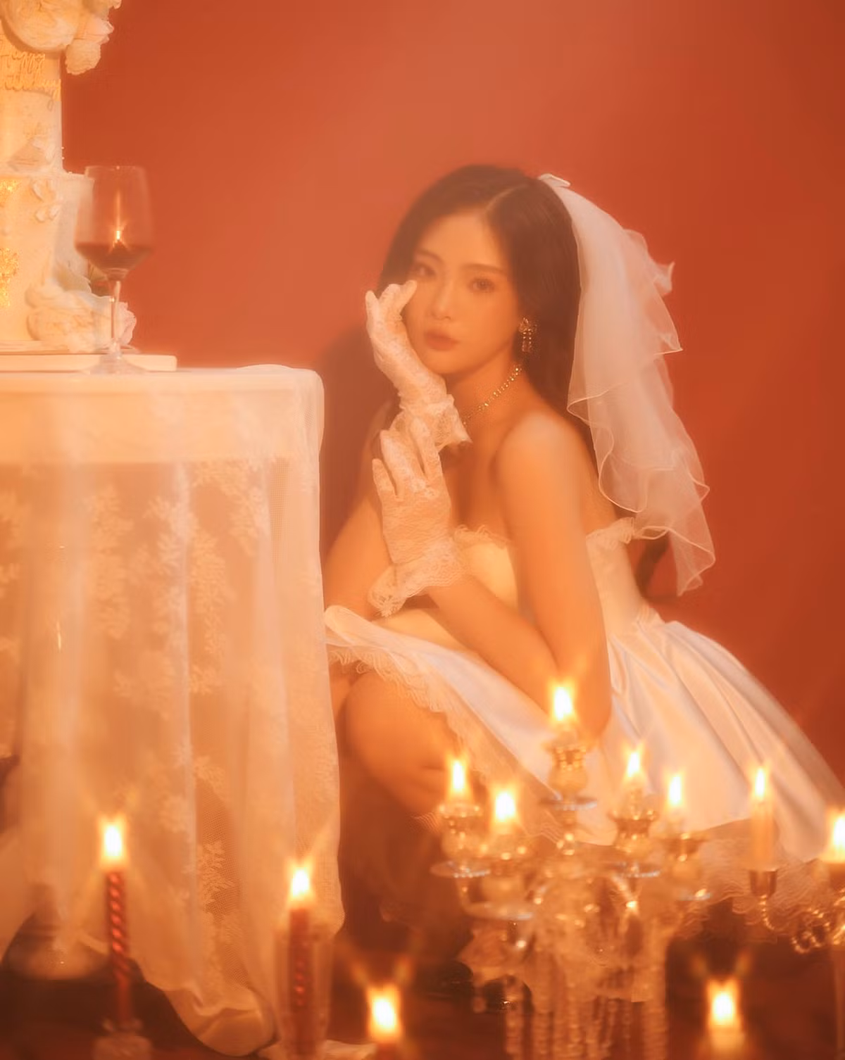 Không những thế, Châu Anh cực kỳ đa dạng trong phong cách ăn mặc, dù là trong trẻo, dễ thương hay quyến rũ, cô đều có thể “kham” được.