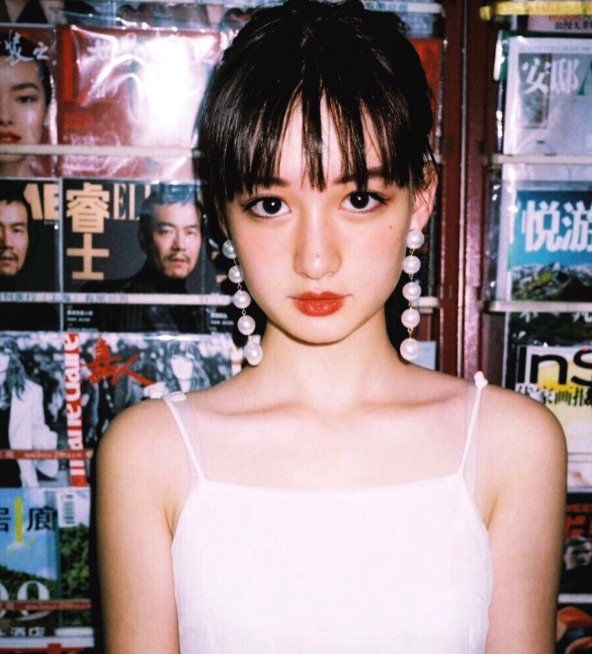 Người đẹp có đôi mắt to, khuôn miệng nhỏ căng mọng như trái anh đào và làn da không tì vết.