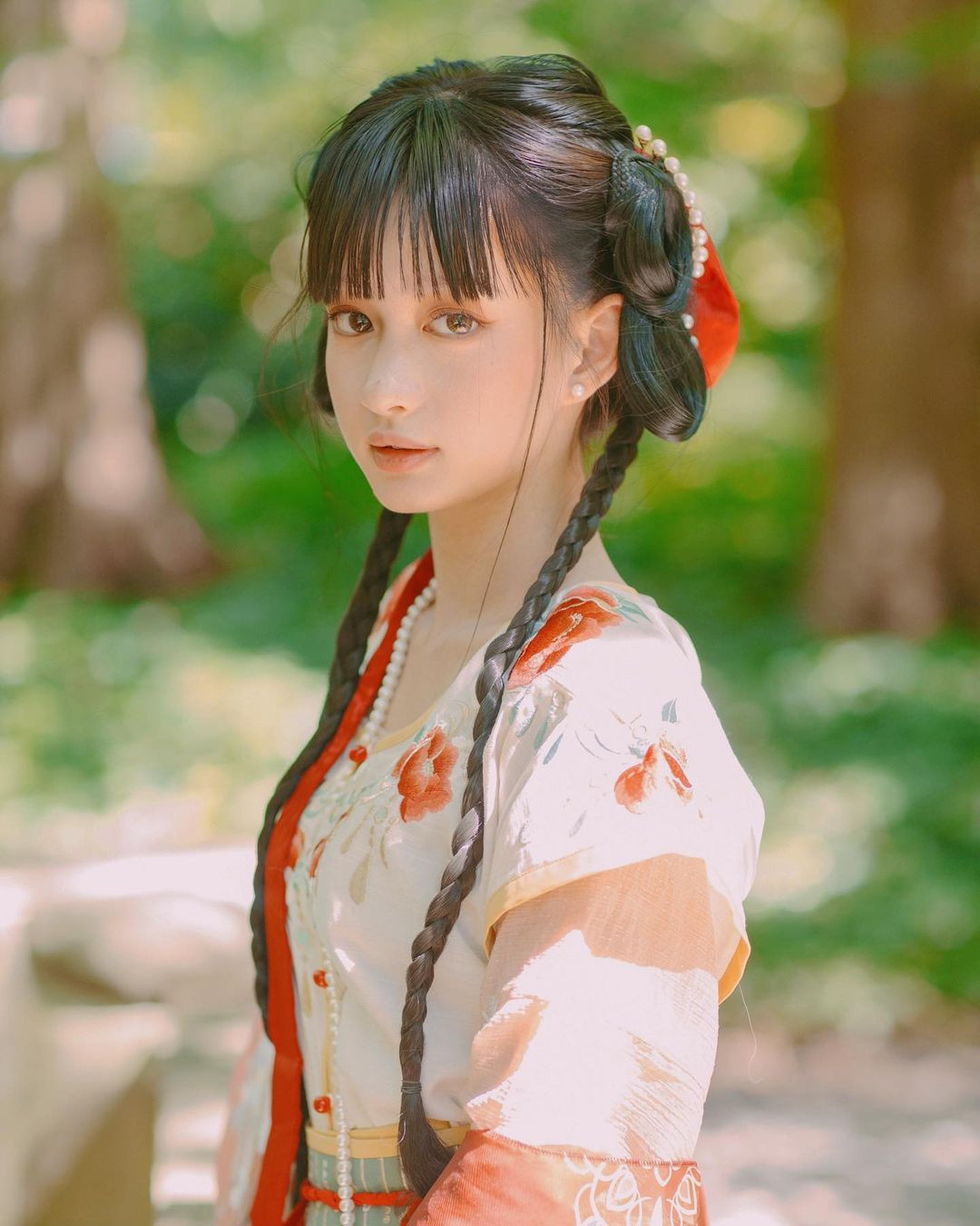 Cô sinh ra ở Thượng Hải, Trung Quốc và hiện đang ở Hoa Kỳ học tập.