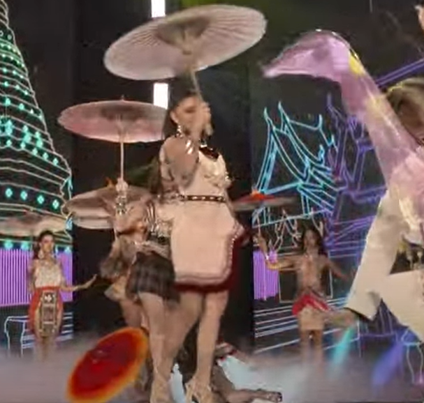 Khi bước lên theo hàng cùng các người đẹp khác, "hot girl trứng rán" Trần Thanh Tâm trẹo chân ngã khuỵu xuống.