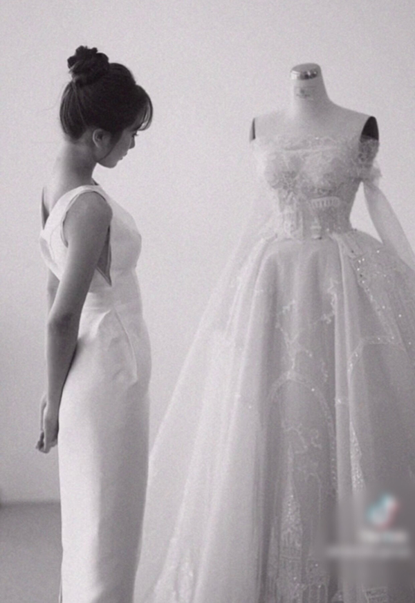 Với thiết kế tỉ mỉ, hiện đại, nhiều người dự đoán rằng bộ váy này có giá trị “không phải dạng vừa”.