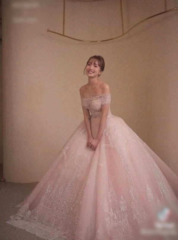 Hình ảnh cô nàng TikToker xinh đẹp trong chiếc váy cưới lộng lẫy nhận về vô số lời khen nhan sắc.