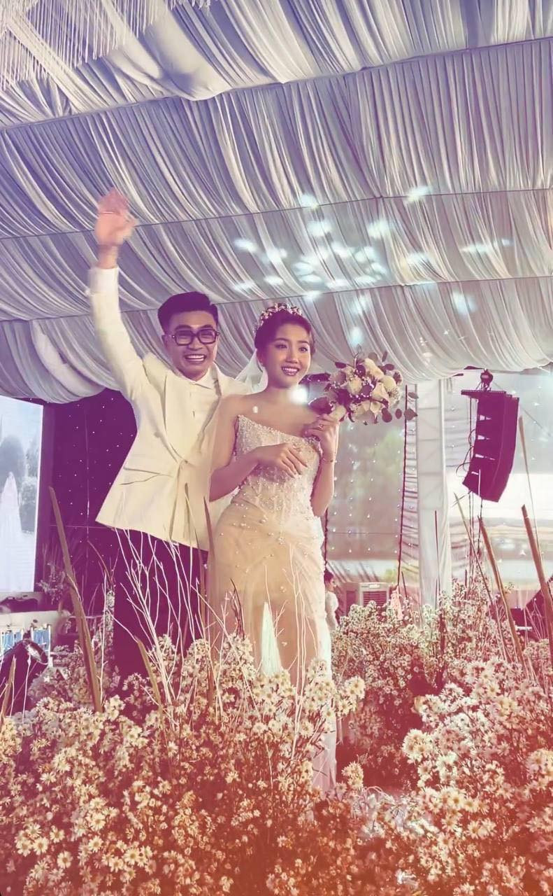 Trong những khoảnh khắc này Lê Thị Khánh Huyền xuất hiện rạng ngời trong váy cưới ôm sát, thậm chí có netizen không nhận ra cô bởi make up quá khác.