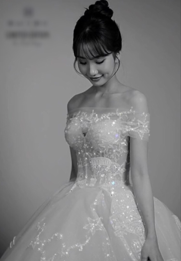 Sau khi những bức ảnh của Bụt và Khánh Huyền được chia sẻ rộng rãi, nhiều người đã bày tỏ sự bất ngờ. Bởi chàng thiếu gia và nữ TikToker có chuyện tình yêu khá kín tiếng, đồng thời Khánh Huyền cũng chỉ mới bước qua tuổi 18.