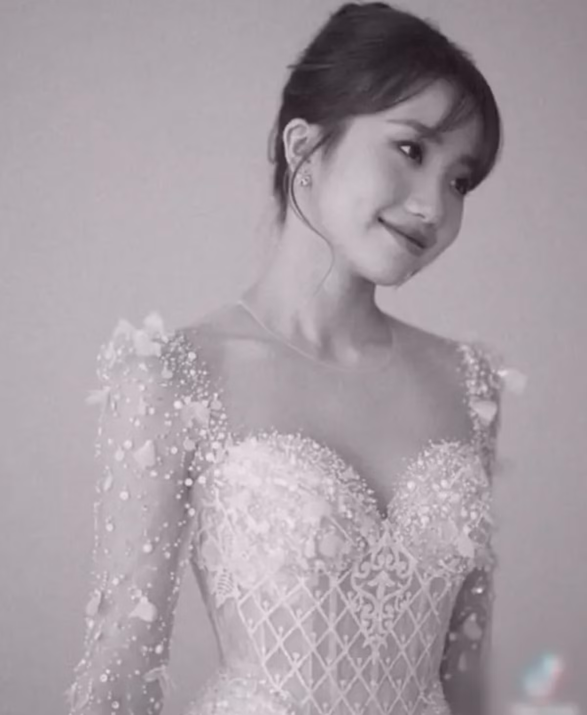 Từ những bức ảnh hiếm hoi của Bụt và Khánh Huyền, có thể thấy bộ ảnh của cặp đôi này hướng tới phong cách đơn giản, thanh lịch.