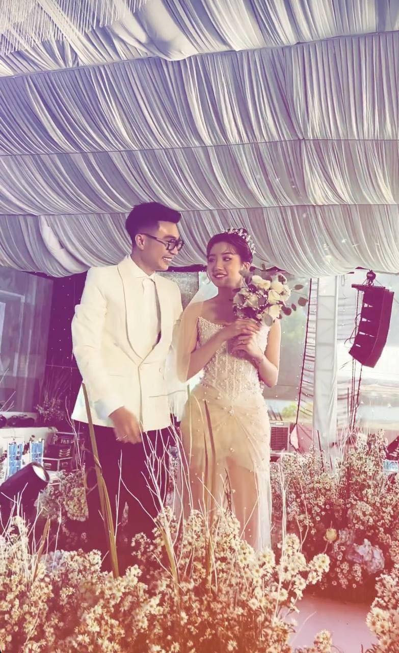 Nếu chú rể bảnh bao khi diện vest thì cô dâu trẻ lại xinh đẹp trong bộ vày trắng tinh khôi. Khoảnh khắc trong ngày cưới của hot girl TikTok này nhận về nhiều lời khen và sự ngỡ ngàng từ cư dân mạng.