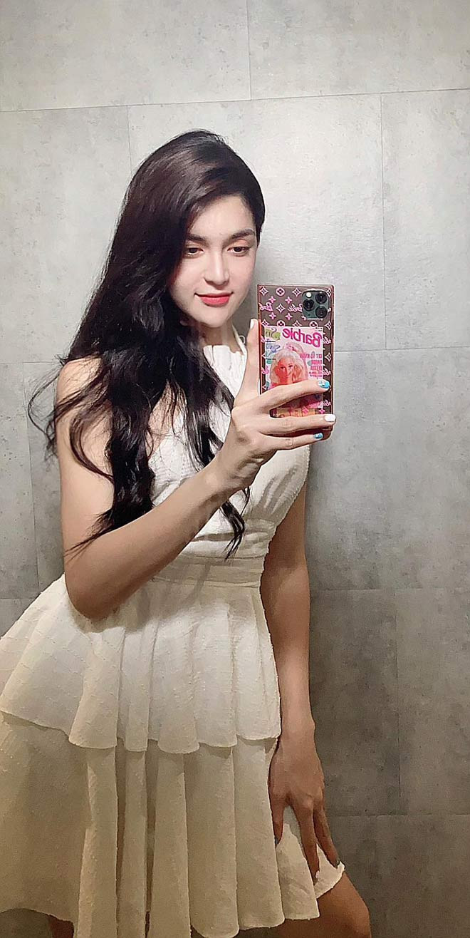 Với vẻ ngoài nữ tính, nhẹ nhàng, Huỳnh My tự tin xuất hiện ở bất cứ đâu và hơn hết, cô nàng hạnh phúc khi được làm “cô con gái nhỏ” của ba mẹ. Ảnh: FBNV