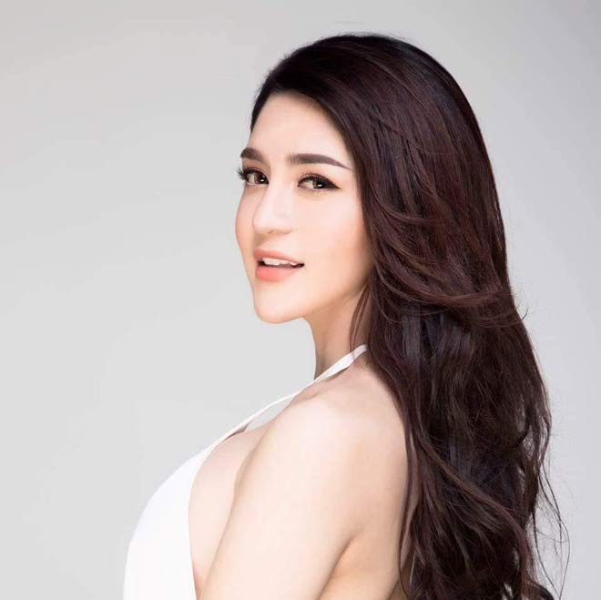 Cô làm ngực tại Việt Nam và phẫu thuật phần dưới tại Thái Lan. Toàn bộ chi phí phẫu thuật đều do ba mẹ cô chi trả.