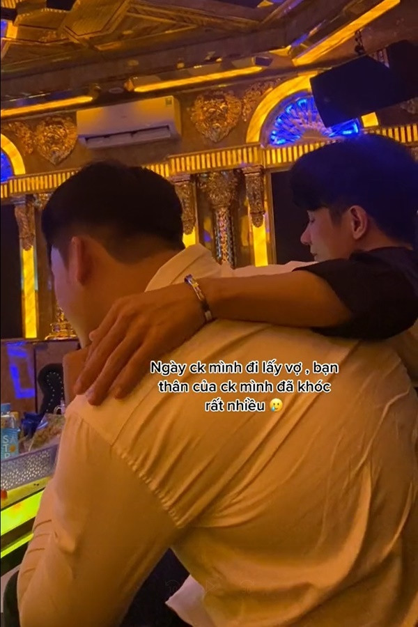 Mới đây, trên mạng xã hội xuất hiện đoạn clip ghi lại cảnh một chàng trai liên tục ngồi lau nước mắt cùng dòng chia sẻ: "Ngày chồng mình đi lấy vợ, bạn thân của chồng mình đã khóc rất nhiều", khiến người xem vừa tò mò, vừa thích thú.